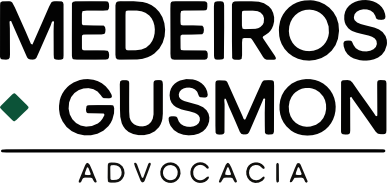 Logotipo do escritório de advocacia Medeiros Gusmon, especializado em serviços jurídicos em Curitiba.